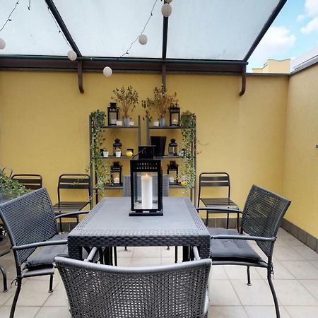 Design Apartment Near Duomo Square Milan Bagian luar foto