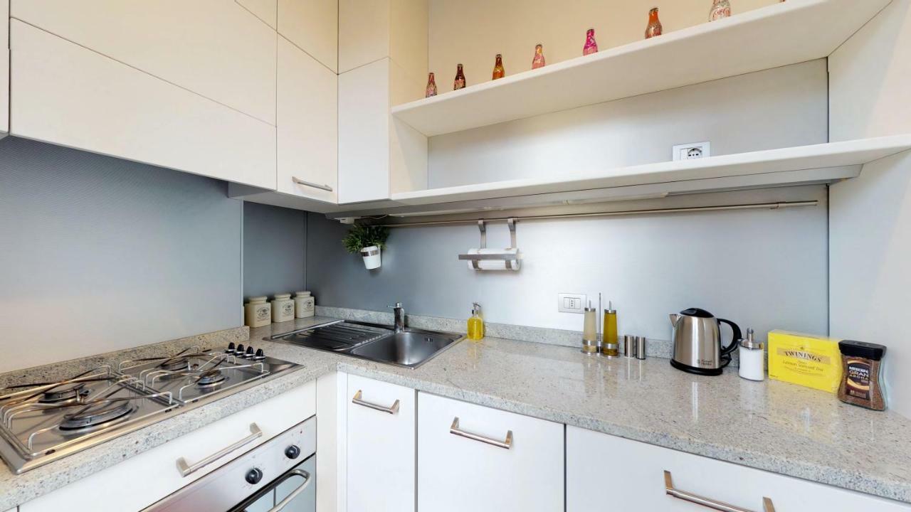 Design Apartment Near Duomo Square Milan Bagian luar foto