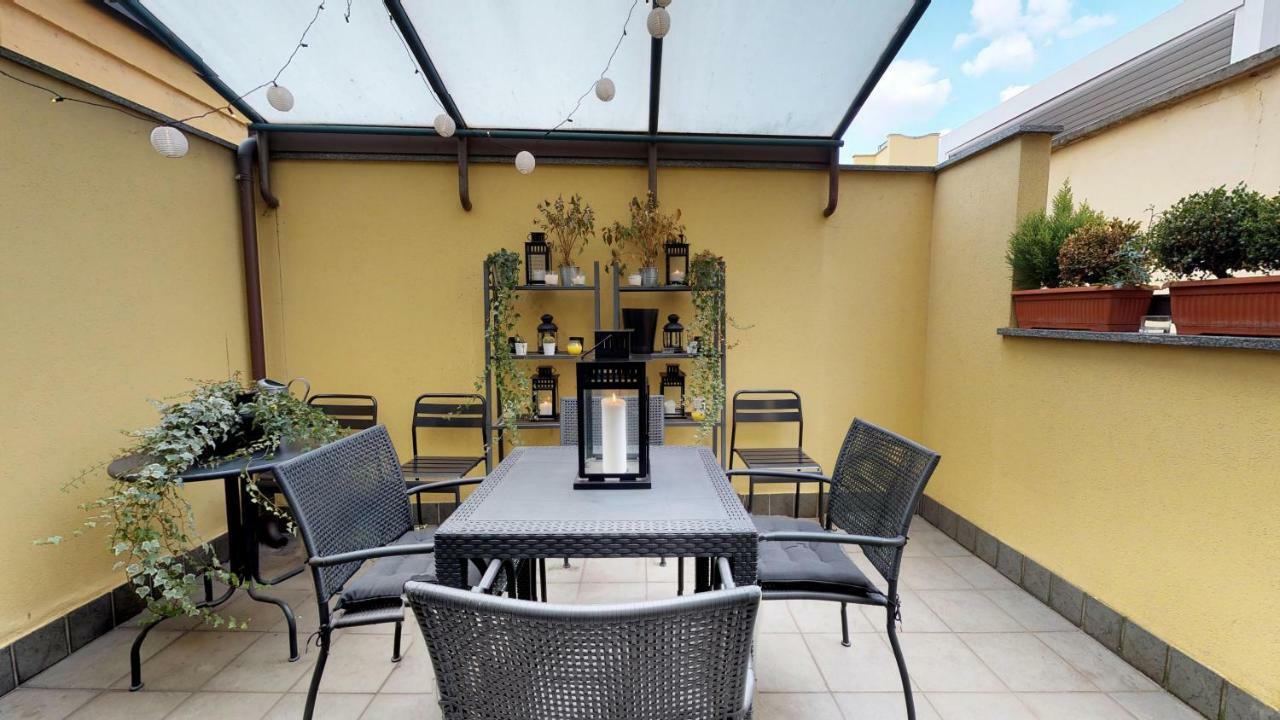 Design Apartment Near Duomo Square Milan Bagian luar foto