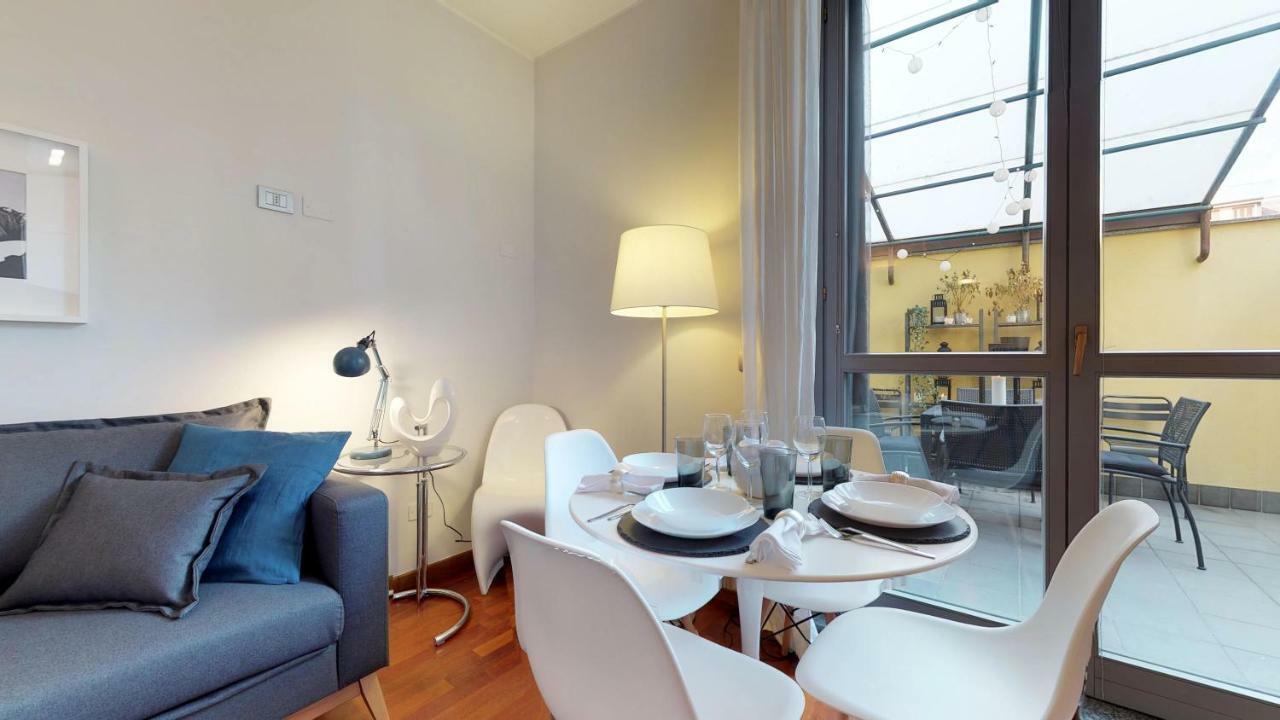 Design Apartment Near Duomo Square Milan Bagian luar foto