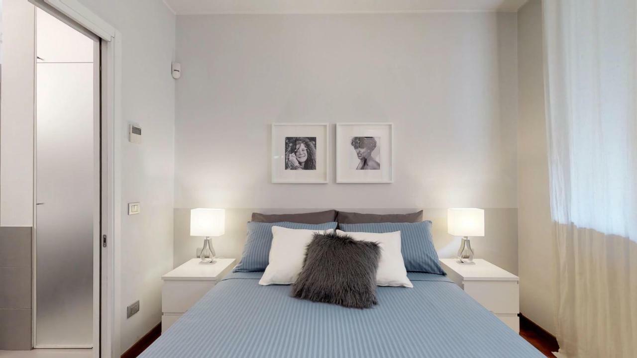 Design Apartment Near Duomo Square Milan Bagian luar foto