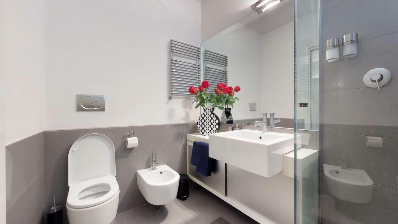 Design Apartment Near Duomo Square Milan Bagian luar foto