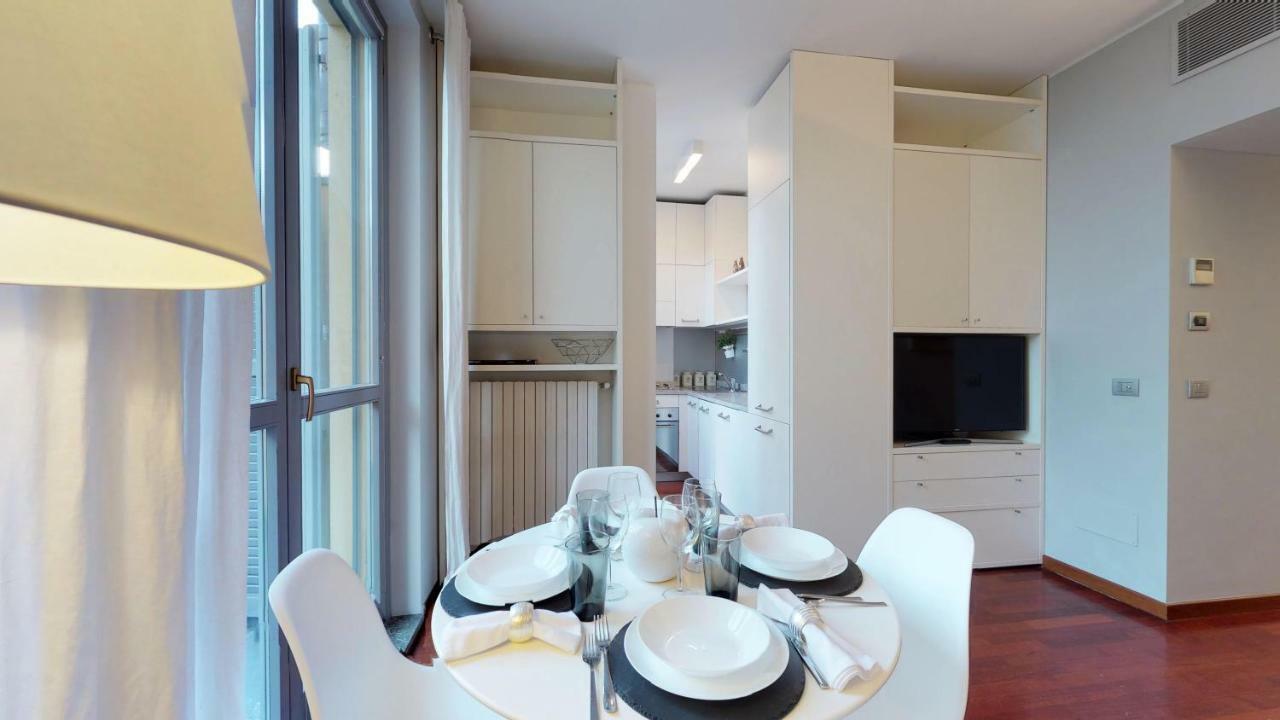 Design Apartment Near Duomo Square Milan Bagian luar foto
