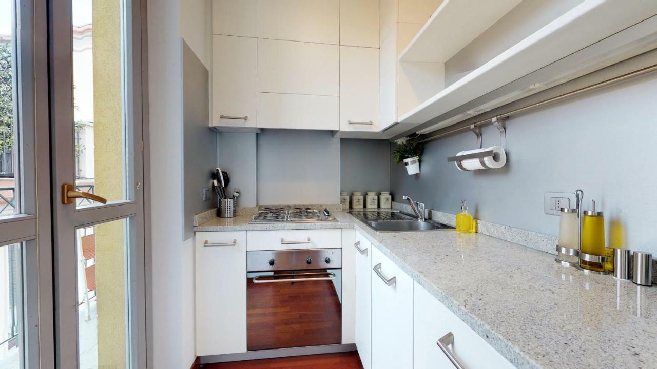 Design Apartment Near Duomo Square Milan Bagian luar foto
